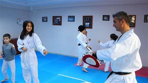 ﻿Uluslararası bahis danışmanlığı: Şampiyon okul müdürü öğrencilerine karateyi öğretiyor