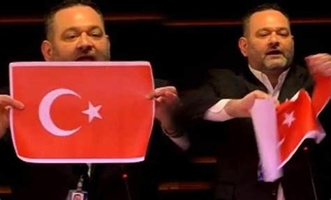﻿Yunan adalarında casino varmı: Türk bayrağını yırtan Yunan vekile komik ceza