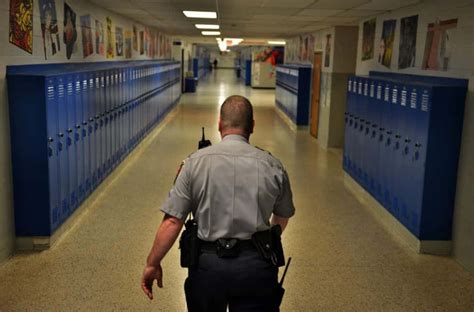 ﻿cómo convertirse en un guardia de seguridad de la escuela secundaria