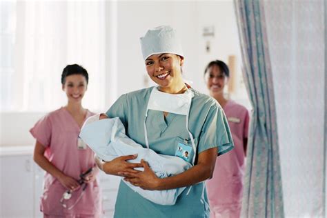 ﻿carreras médicas que trabajan con bebés