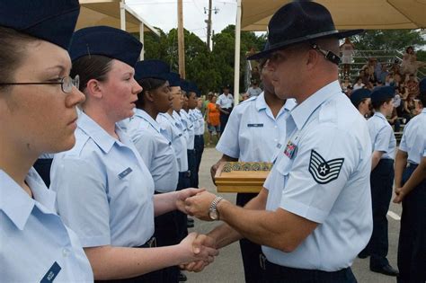 ﻿ceremonia de entrega de monedas de entrenamiento básico de la fuerza aérea