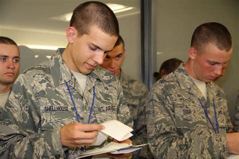 ﻿direcciones postales de los reclutas de la base de la fuerza aérea lackland