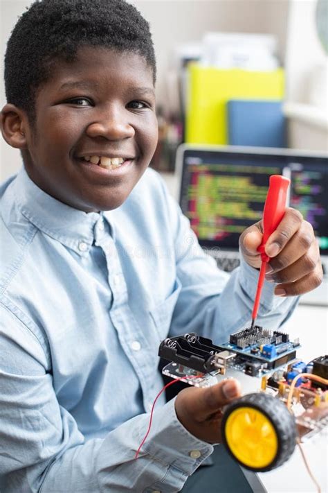 ﻿qué carrera para el niño que construye robots