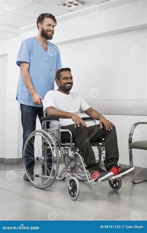 ﻿qué profesión cuando un asistente empuja a un paciente en silla de ruedas
