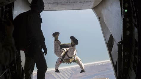 ﻿salto militar de ee. uu. o pago de servicio de paracaídas