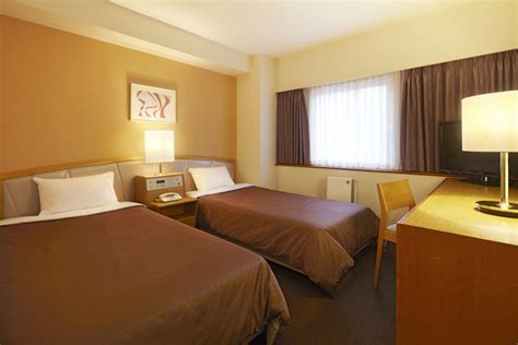  大阪新阪急酒店别馆 你好我想问问紧凑型房间的双床房的一个床尺寸是多少？