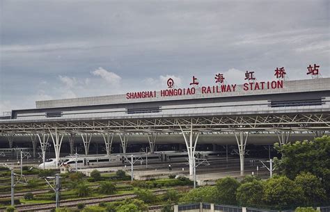  虹桥火车站到上海建国宾馆怎么走？