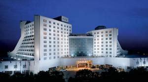 
    请问西安的凯悦(阿房宫)酒店和金花豪生酒店哪个条件好一些？
