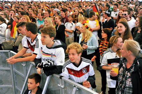   Die Fans fiebern bei jedem Angriff mit
