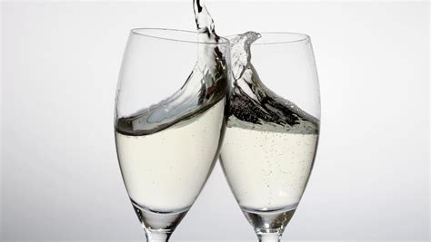   Etwa zwei Teile Prosecco sind ideal