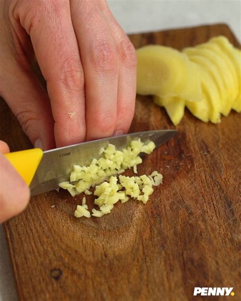   Man kann frischen Ingwer reiben oder schneiden