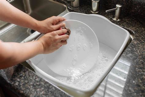  Be sure you are washing your food and water bowls once per day with hot soapy water