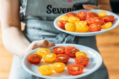 Dann die Tomaten würfeln oder halbieren