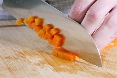  Dann schneidet man sie in Scheiben oder Würfel