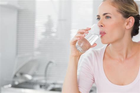  Drink plenty of water with the pills, as this helps to flush the drug out of your system more effectively