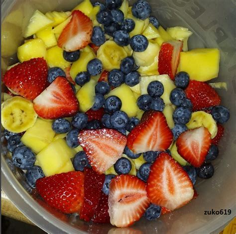  Fruit: such as blueberries, goji berries, bananas, cucumbers and watermelon are all suitable for dogs to eat