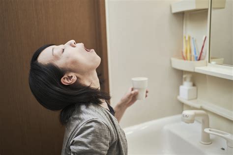  Go into the restroom, take a huge mouthful of water, and gargle for seconds