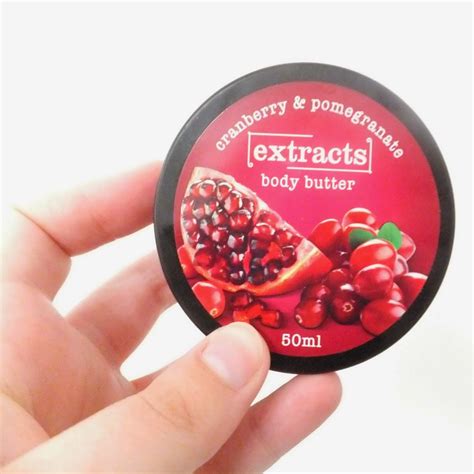  Instead, it relies on pure Cranberry and Pomegranate extracts, flower and vegetable extracts for natural coloring, and Stevia Leaf extract for a natural sweetener