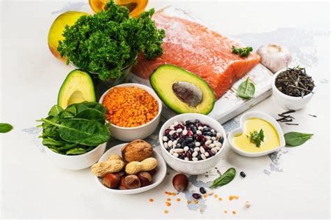  Make sure the food you choose contains adequate amounts of vitamins and fatty acids to promote healthy skin and coat