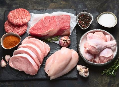  Protein from whole meats including beef, fish, and chicken are recommended in its diet