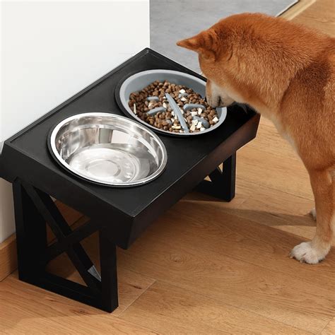  Purchase adjustable-height bowls for both water and food so that the puppy is always eating in the correct posture