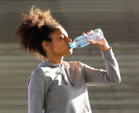  Stay hydrated by sipping water, herbal tea, or fruit juice frequently, so you can produce more saliva