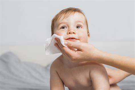  Use a soft, moist cloth to wipe on the folds of their skin gently