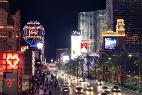  Vegas is a bustling hub for tourism with a little bit of something for everyone, including our pets! Contrary to popular belief, the area surrounding Las Vegas is well-suited to be explored and enjoyed with a furry friend! You can even find pet-welcoming hotels, restaurants, and bars in the heart of the city