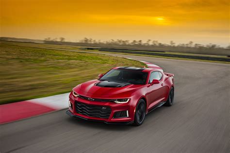 All specifications, performance and fuel economy data of Chevrolet Camaro ZL1 (432 kW / 588 PS / 580 hp), edition of the year 2013 until late-year 2013 for North America , including acceleration times 0-60 mph, 0-100 mph, 0-100 km/h, 0-200 km/h, quarter mile time, top speed, mileage and fuel economy, power-to-weight ratio, dimensions, drag …