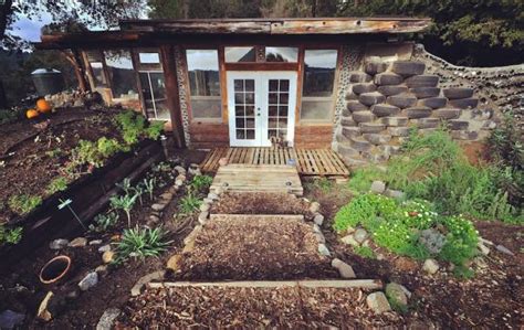 010 Off-Grid Sustainable Earthships Have Landed in Pennsylvania ...