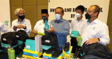 1,100 pelajar asnaf terima sumbangan Petronas Harian Metro