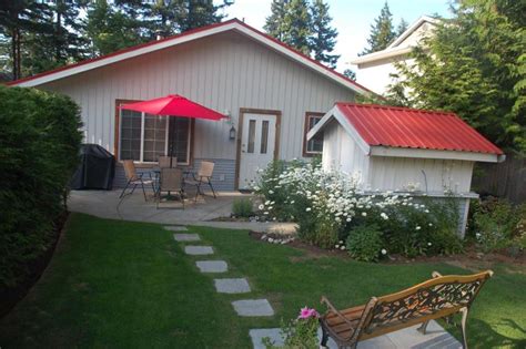 1 bed Cottage in Comox - 4887794 - Red Roof Inn Cottage