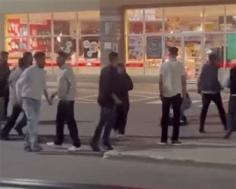 1 charged with assault in Brampton, police aware of video of fight at plaza