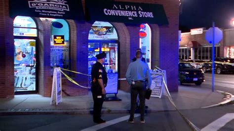 1 person dead, 2 in custody after stabbing at convenience store in Lynn