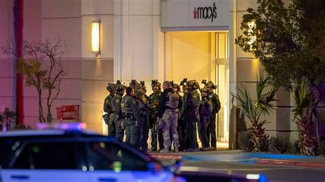 1 persona muerta y 3 personas heridas en tiroteo en un centro comercial de Nochebuena en Colorado, dice la policía