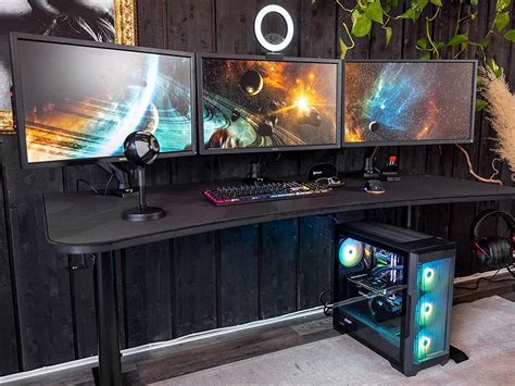 10 Best Gaming Desks For 3 Monitors: Update 04-2024