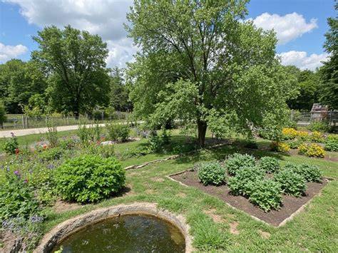 13 Edible Landscaping - Preserved Gardens - raincitystudios.com