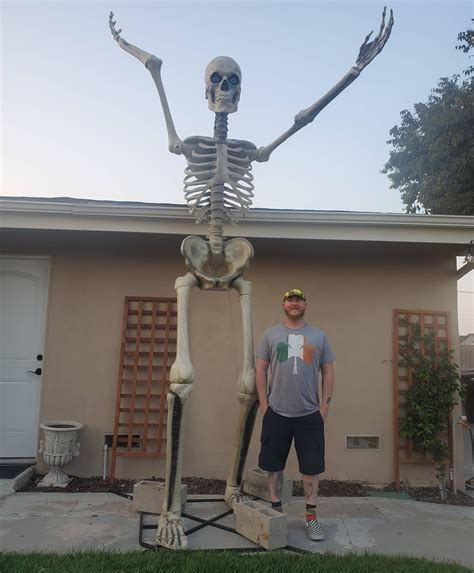 13 foot skeleton. Oct 20, 2022 · A brazen thief was caught on camera stealing a 14-foot-tall skeleton from a Texas front lawn in broad daylight.. Footage from a neighbor's Ring doorbell camera captured the moment the thief drives ... 