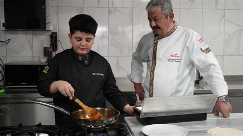 13 yaşındaki Buğra, depremzedelere yemek yaparken aşçılığa merak saldıs