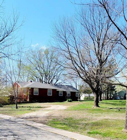 1310 N Jefferson Avenue, Iola, KS, 66749 — Point2