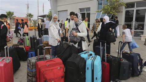 135 Canadians on list of people cleared to leave Gaza via Egypt on Sunday
