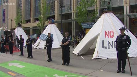 14 arrested after Chase Bank protesters block …