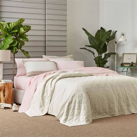 15 Best Lightweight Quilts and Comforters for 2024 Apartment Therapy