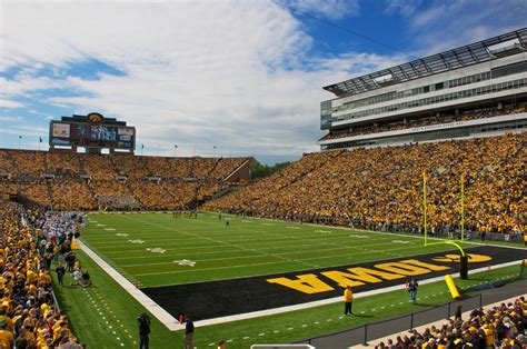 15 classic Iowa Hawkeyes games and moments to watch with live sports on