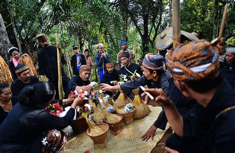 15 Contoh Pedaran Tradisi Sunda Bahasasunda Id Naon Anu Disebut Kuncen Teh Kumaha Kalungguhanana - Naon Anu Disebut Kuncen Teh Kumaha Kalungguhanana