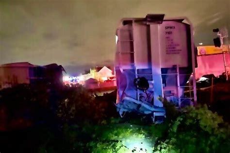 16 cars derailed after freight train goes off tracks in Hyattsville