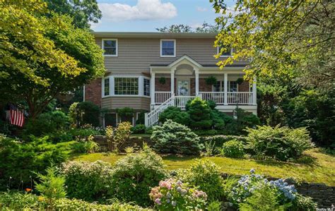 17 Northwood Cir Huntington, NY 11743 - Coldwell Banker