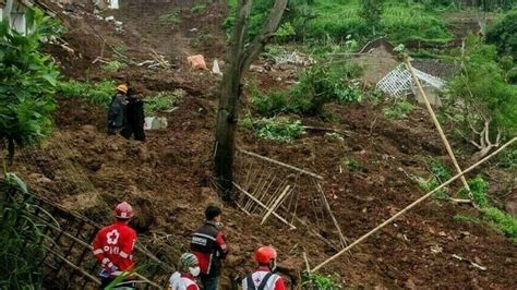 19 killed in southwest China landslide covering mine worker dormitory