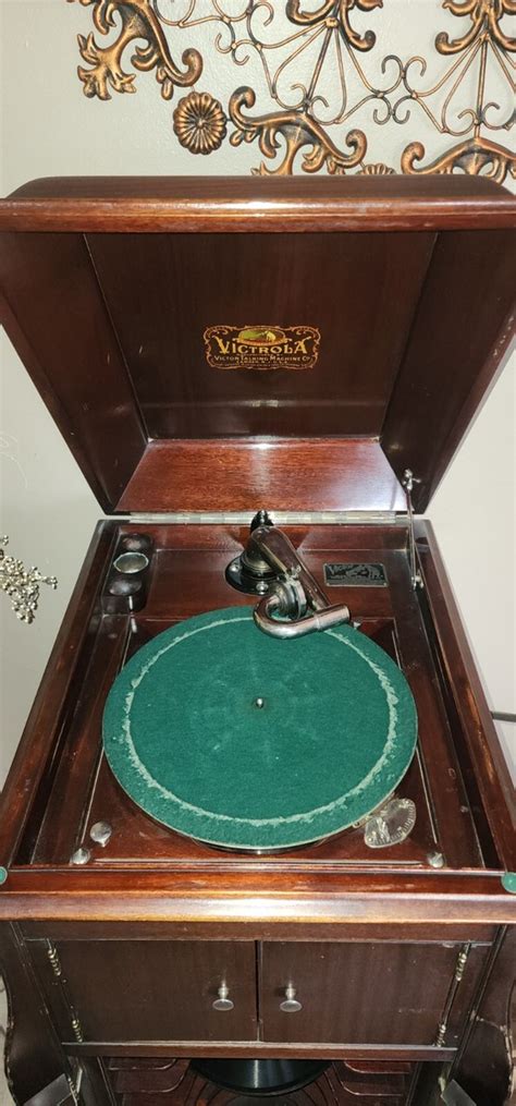 1919 victrola record player. com. .  The antique Victrola record player has b...