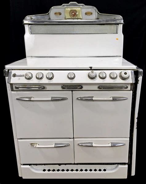 FRIGIDAIRE VINTAGE 40 INCH FREE STANDING ELECTRIC RANGE SINGLE OVEN 4  BURNER 2 LARGE 2 SMALL MANUAL CLEAN OVEN 2 STORAGE DRAWERS WHITE LOCATED IN  OUR PORTLAND OREGON APPLIANCE STORE SKU 17269